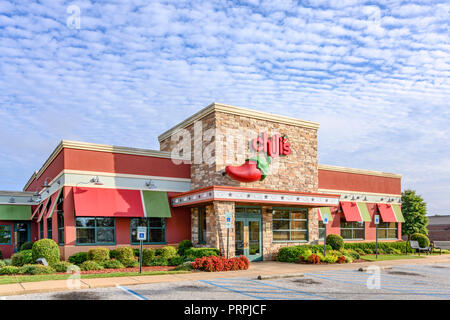 Il Chili's ristorante di famiglia anteriore ingresso esterno del ristorante della catena che mostra il segno aziendale e il logo in Montgomery, Alabama USA. Foto Stock