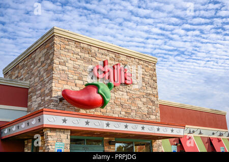 Il Chili's ristorante di famiglia anteriore ingresso esterno del ristorante della catena che mostra il segno aziendale e il logo in Montgomery, Alabama USA. Foto Stock