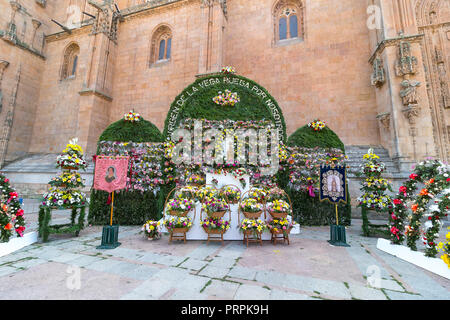 Salamanca, Spagna - 8 Settembre 2017: omaggio floreale alla Virgen de la Vega patrona di Salamanca in facciata di Salamanca nuova Cattedrale Foto Stock