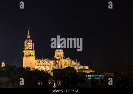 Vista notturna di Salamanca vecchie e nuove cattedrali dal ponte romano sul fiume Tormes al tramonto, comunità di Castiglia e León, Spagna. Dichiarato dall'UNESCO Foto Stock