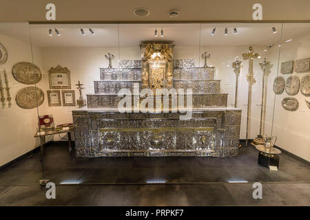 Alba de tomi, Salamanca, Spagna - 7 Ottobre 2017: Argento altare nel santuario dei Carmelitani Scalzi museum (Carmelitas descalzas). Foto Stock