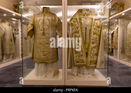 Alba de tomi, Salamanca, Spagna - 7 Ottobre 2017: Piviali utilizzato da Santa Teresa de Avila esposte nell'Ordine dei Carmelitani Scalzi museum (Carmelitas descal Foto Stock