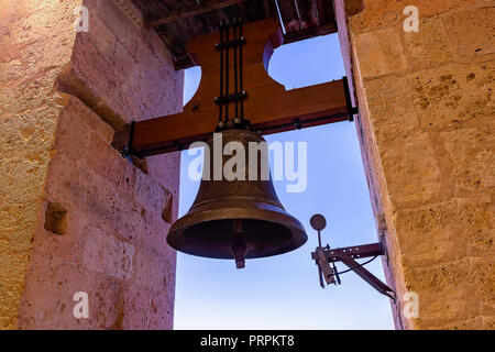 Vecchia campana in cattedrale ora con meccanismo automatico Foto Stock