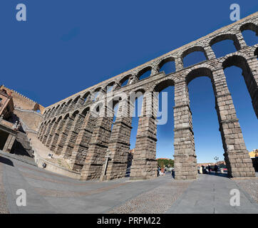 Vista parziale di Segovia acquedotto romano. in questa foto la parte conosciuta come luogo fino al castello "Postigo del consuelo' dove sono il Mirador del aque Foto Stock