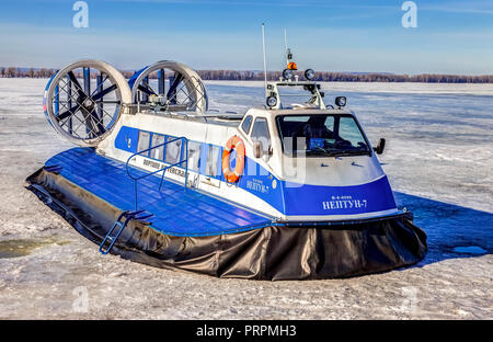 Samara, Russia - Febbraio 03, 2018: Passeggeri hovercraft sul ghiaccio del congelato sul fiume Volga in giornata invernale Foto Stock