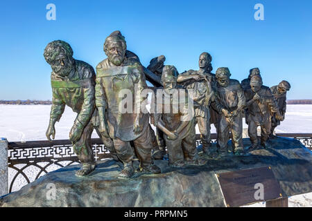 Samara, Russia - Febbraio 03, 2018: il monumento in bronzo di un dipinto di Ilya Repin "trasportatori Chiatta sul Volga' all'argine del fiume Volga in win Foto Stock