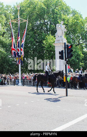 Londra, Inghilterra - 26 Maggio 2005: gli ufficiali di polizia nella cerimonia del Cambio della Guardia a Buckingham Palace Foto Stock