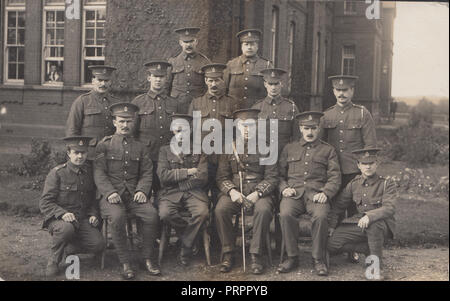 * Vintage Cartolina fotografica che mostra un gruppo di British guerra mondiale un soldato Foto Stock