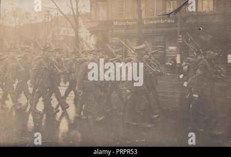 * Vintage Fotografia che mostra un gruppo di WW1 Esercito Britannico soldati che marciano attraverso la Germania Foto Stock