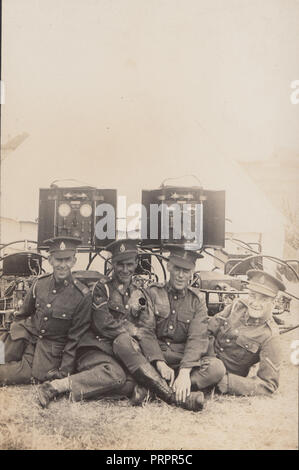 * Vintage Fotografia che mostra un gruppo di WW1 Esercito Britannico soldati con alcune attrezzature. Foto Stock