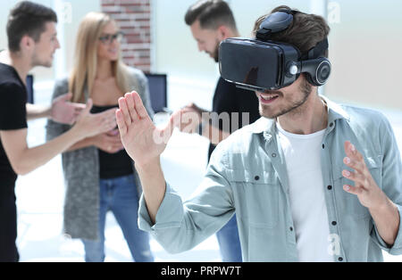 I giovani con la realtà virtuale gli occhiali di protezione Foto Stock