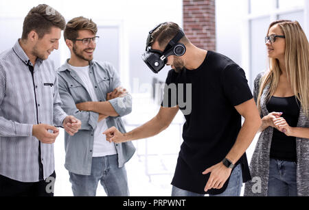 Sviluppo moderno. Positivo gioiosa uomo eccitato Foto Stock