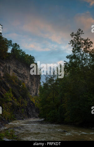 Guardando a valle dalla Taughannock cade nella città di Ulisse durante un sunrise. Foto Stock