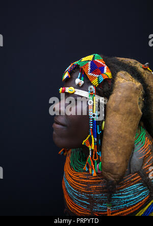 Vista laterale di una tribù Mumuhuila donna, Provincia di Huila, Chibia, Angola Foto Stock