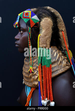 Ritratto di un Mumuhuila ragazza adolescente, Provincia di Huila, Chibia, Angola Foto Stock