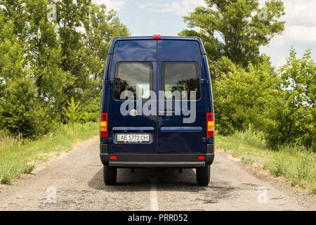 OLEKSANDRIVKA, REGIONE DI DNIPROPETROVSK, UCRAINA - 15 GIUGNO 2015: VOLKSWAGEN LT CAMION COLORE BLU VICINO AL FIUME SAMARA NELLA REGIONE DI DNIPROPETROVSK, ESTATE T Foto Stock