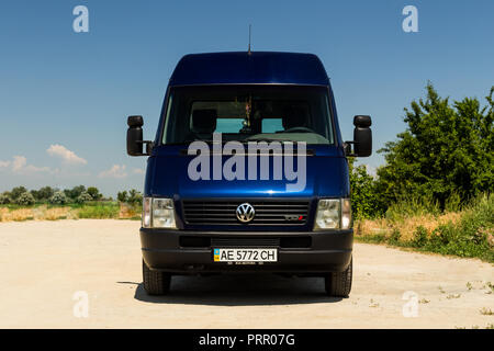 OLEKSANDRIVKA, REGIONE DI DNIPROPETROVSK, UCRAINA - 15 GIUGNO 2015: VOLKSWAGEN LT CAMION COLORE BLU VICINO AL FIUME SAMARA NELLA REGIONE DI DNIPROPETROVSK, ESTATE T Foto Stock