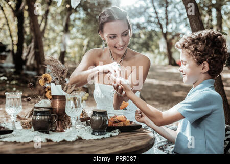 Favorevole giovane lavando i suoi figli le mani Foto Stock