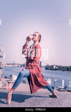 Bella donna attraente tenendo una tazza di caffè Foto Stock