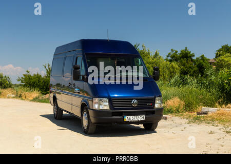 OLEKSANDRIVKA, REGIONE DI DNIPROPETROVSK, UCRAINA - 15 GIUGNO 2015: VOLKSWAGEN LT CAMION COLORE BLU VICINO AL FIUME SAMARA NELLA REGIONE DI DNIPROPETROVSK, ESTATE T Foto Stock