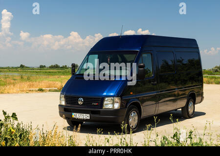 OLEKSANDRIVKA, REGIONE DI DNIPROPETROVSK, UCRAINA - 15 GIUGNO 2015: VOLKSWAGEN LT CAMION COLORE BLU VICINO AL FIUME SAMARA NELLA REGIONE DI DNIPROPETROVSK, ESTATE T Foto Stock