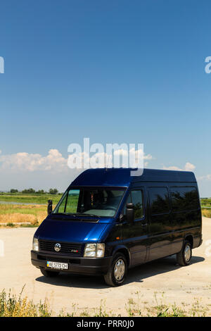 OLEKSANDRIVKA, REGIONE DI DNIPROPETROVSK, UCRAINA - 15 GIUGNO 2015: VOLKSWAGEN LT CAMION COLORE BLU VICINO AL FIUME SAMARA NELLA REGIONE DI DNIPROPETROVSK, ESTATE T Foto Stock