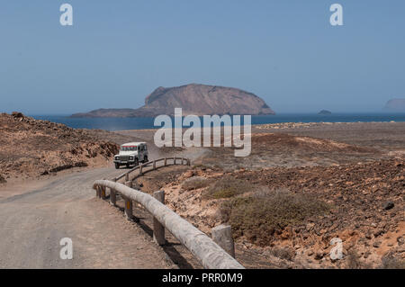 Lanzarote isole Canarie: un 4x4 sulla strada sterrata verso la spiaggia Playa de las Conchas a nord di La Graciosa, la principale isola Arcipelago Chinijo Foto Stock