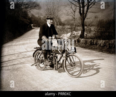 Gentleman su 1904 NSU 350cc solo motociclo sulla strada di campagna circa 1904 Foto Stock