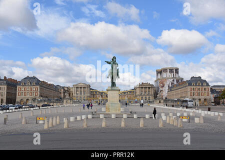 Versailles, Francia - 1 Ottobre 2018: Vista del Palazzo di Versailles e di Luigi XIV statua Foto Stock