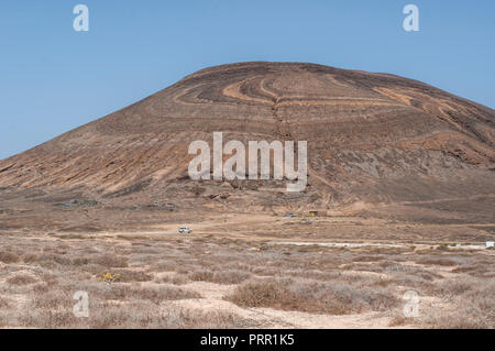 Lanzarote isole Canarie: Montana Pedro Barba, il twin-summitted e twin-cratered vulcano di La Graciosa, la principale isola Arcipelago Chinijo Foto Stock