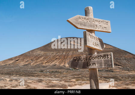 Lanzarote isole Canarie: Montana Pedro Barba, twin-summitted e twin-cratered vulcano di La Graciosa island e indicazioni per le attrazioni principali Foto Stock