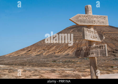 Lanzarote isole Canarie: Montana Pedro Barba, twin-summitted e twin-cratered vulcano di La Graciosa island e indicazioni per le attrazioni principali Foto Stock