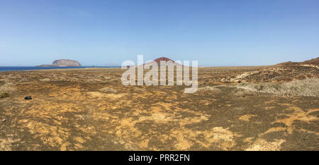 Lanzarote isole Canarie: la strada sterrata per la spiaggia Playa de las Conchas e vulcano Montana Bermeja (Scarlet Montagna) di La Graciosa island Foto Stock