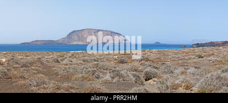 Lanzarote isole Canarie: paesaggio desertico alla spiaggia Playa de las Conchas a nord di La Graciosa, la principale isola Arcipelago Chinijo Foto Stock