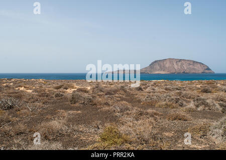 Lanzarote isole Canarie: paesaggio desertico alla spiaggia Playa de las Conchas a nord di La Graciosa, la principale isola Arcipelago Chinijo Foto Stock