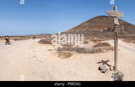 Lanzarote isole Canarie: Montana Pedro Barba, twin-summitted e twin-cratered vulcano di La Graciosa island e indicazioni per le attrazioni principali Foto Stock