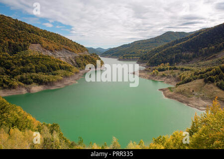 Incantevole vista del lago turchese incorniciato da alberi della foresta. Alpine Beauty shot alla fine di settembre Foto Stock