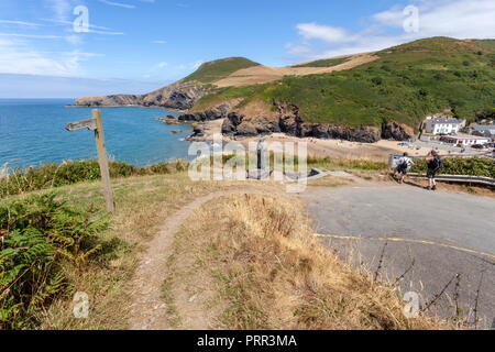 Pendinas Lochtyn visto attraverso la baia dal di sopra Llangrannog beach, Ceredigion, Galles Foto Stock