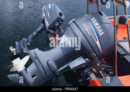 Due Yamaha Four Stroke motori fuoribordo fuori l'acqua attaccato alla parte posteriore di una barca Foto Stock