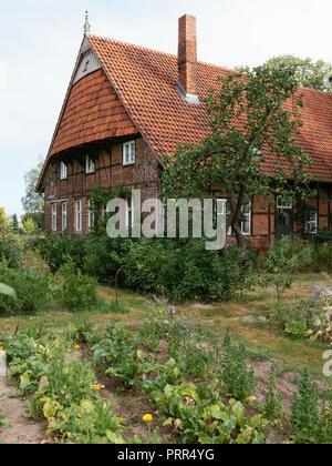 East-Westphalian tradizionale agriturismo da 1875 con gli agricoltori giardino in Germania vicino Petershagen. Foto Stock