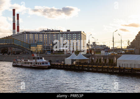 Mosca, Russia - 27 settembre 2018: vista del molo su Berezhkovskaya Embankment e Radisson Slavyanskaya Hotel sulla piazza di Europa nella città di Mosca da Foto Stock