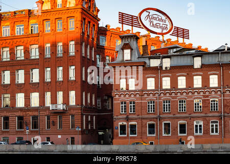 Mosca, Russia - 27 settembre 2018: vista di ottobre rosso centro business in ex edificio di fabbrica Krasniy Oktyabr sul terrapieno Bersenevskaya in Mos Foto Stock