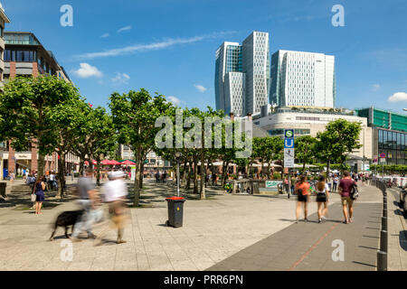 Francoforte - Germania, Hauptwache, 26 maggio 2018, la gente camminare attraverso Francoforte famosa area dello shopping Zeil-Hauptwache su una soleggiata giornata di primavera Foto Stock