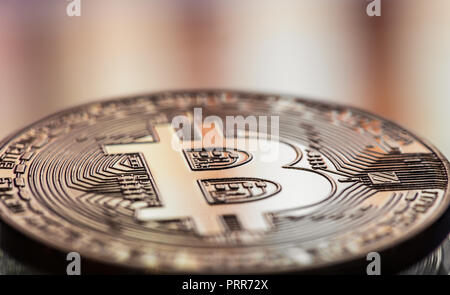 Coin litecoin e Bitcoin closeup su un bellissimo sfondo. Immagine concettuale di un cryptocurrency digitale e sistema di pagamento, il concetto di denaro virtuale Foto Stock