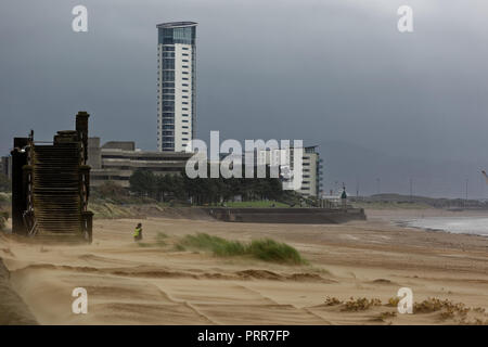 La sabbia è bruciato sulla spiaggia da forti venti a Swansea, Wales, Regno Unito Foto Stock