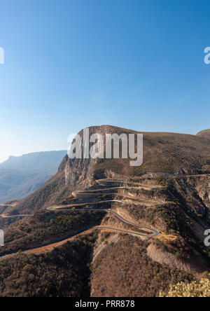 La strada di serra da Leba, Provincia di Huila, Lubango, Angola Foto Stock