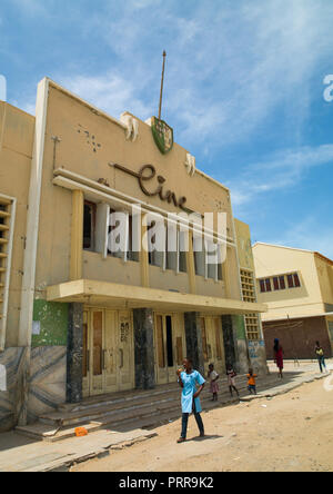 Portoghese ex cinema teatro, provincia di Namibe, Tomboa, Angola Foto Stock