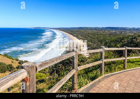 Vista della spiaggia di sego da Byron Bay da Cape Byron, Nuovo Galles del Sud, Australia Foto Stock