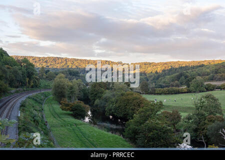 Una sera d'autunno vista della Valle di Avon a correre verso la città di Bath dal Dundas acquedotto nella tarda sera sun Foto Stock