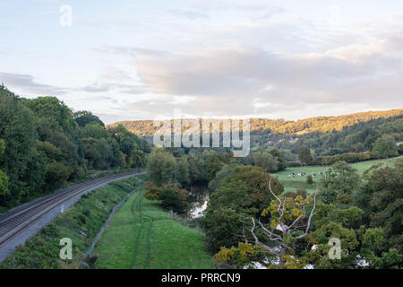 Una sera d'autunno vista della Valle di Avon a correre verso la città di Bath dal Dundas acquedotto nella tarda sera sun Foto Stock